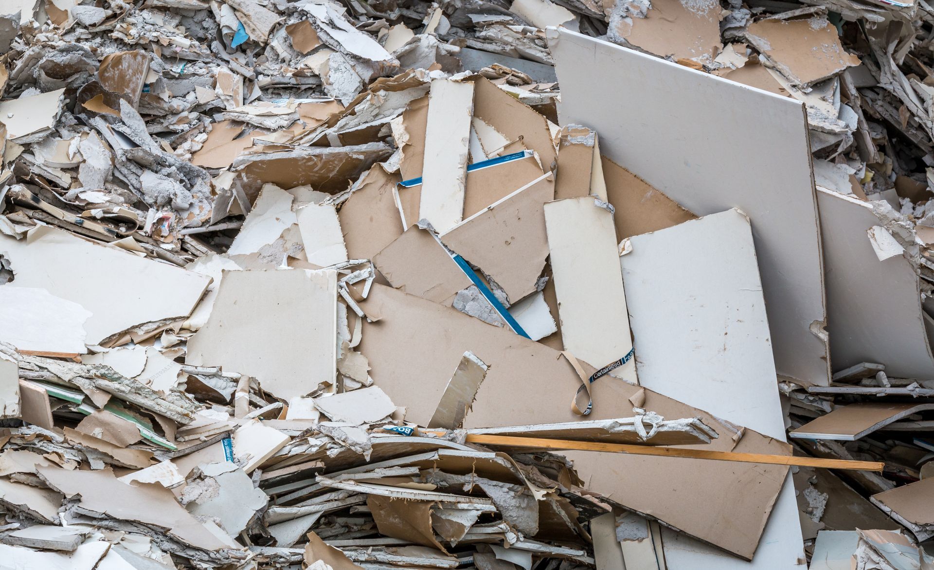 Tas de déchets de plâtre