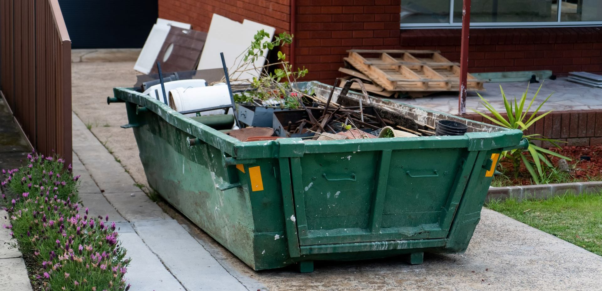 Mobilier en vrac déposé sur un trottoir