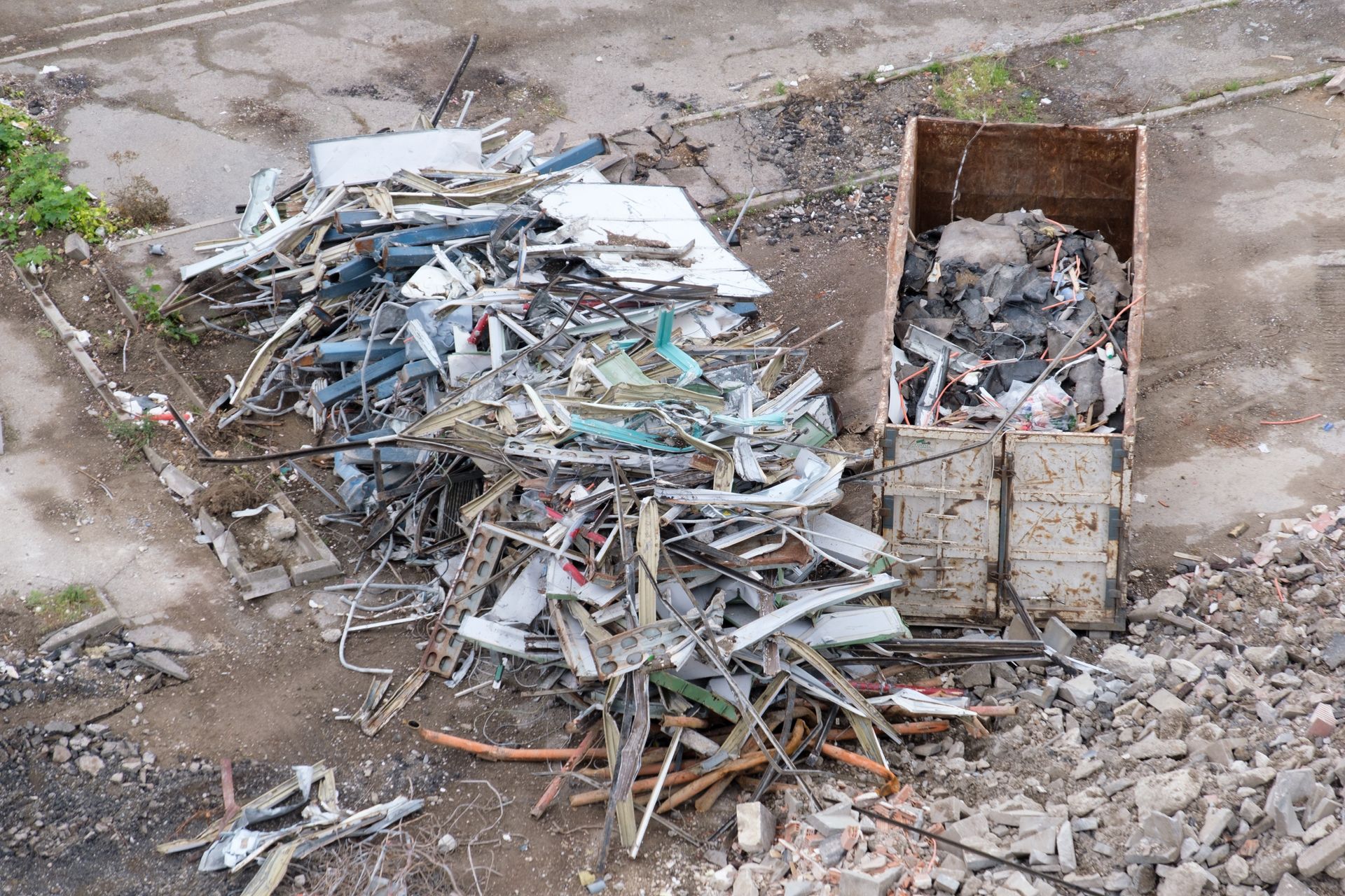 Tas de feraille et gravats sur un chantier de démolition