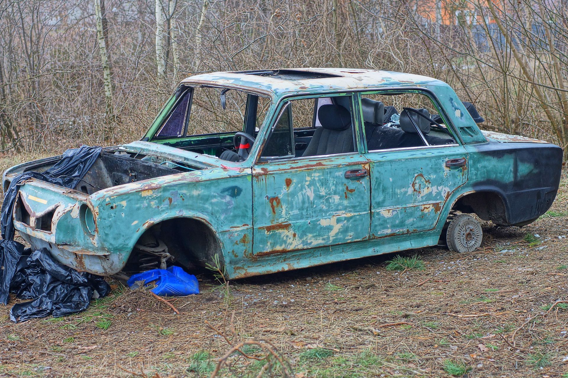Épave de voiture avec une peinture de carrosserie qui rouille