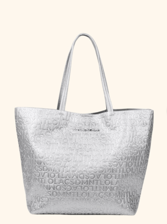 Una bolsa de mano plateada con un patrón de letras.