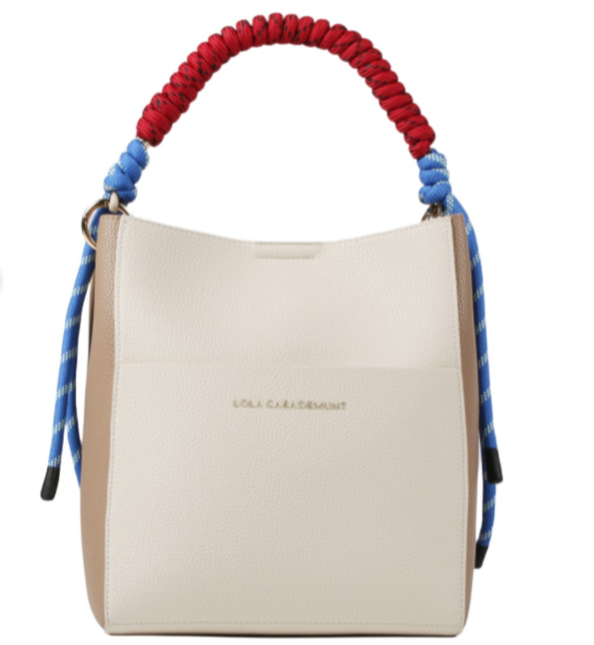 Una bolsa blanca con un asa de cuerda roja y azul