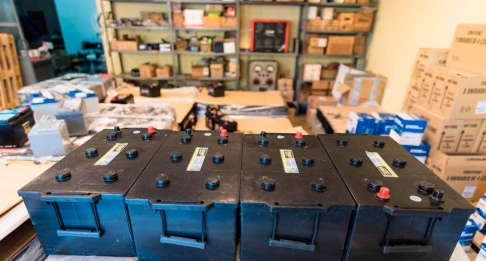 Tres baterías están apiladas una encima de otra en un almacén.