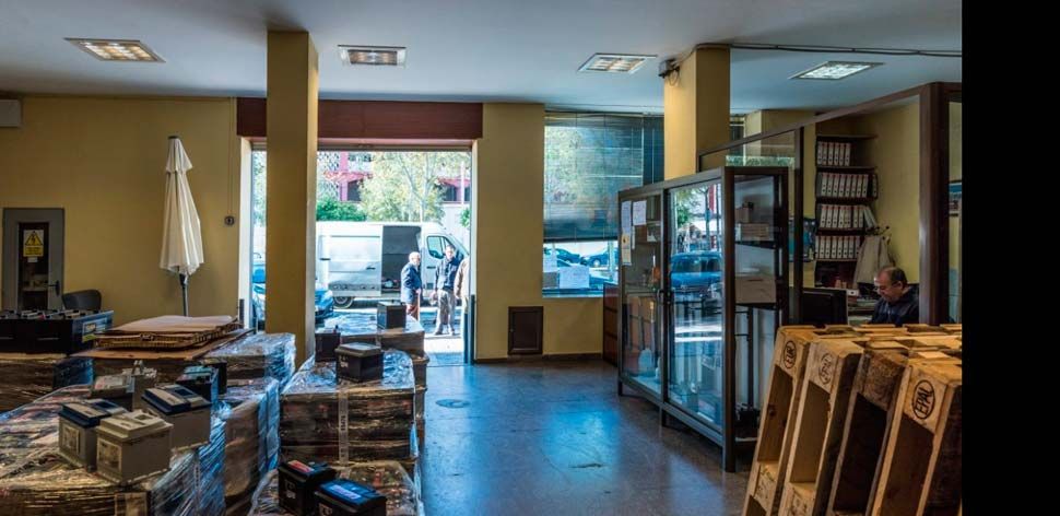 Una habitación grande llena de muchos muebles y cajas.