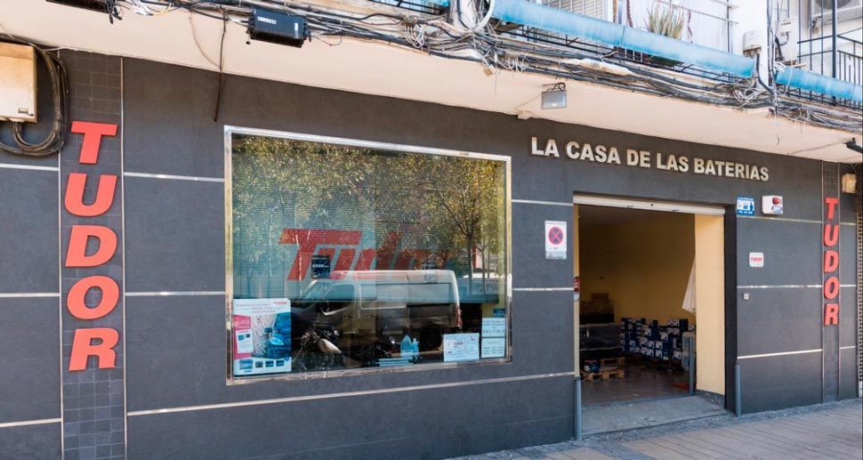 A store front of tudor la casa de las baterias
