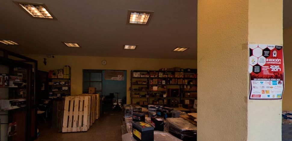 Hay un cartel en la pared en el medio de la habitación.