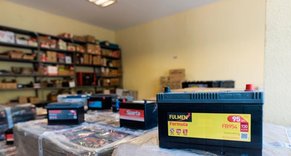 Un montón de baterías están sobre una mesa en una tienda.