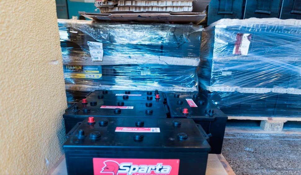 Una pila de baterías espartanas colocadas una encima de otra sobre un palé.