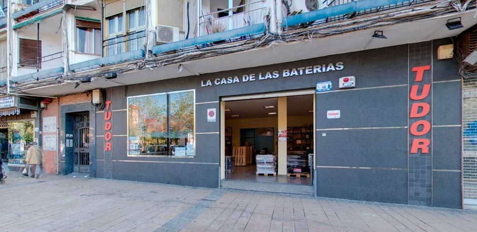 Un escaparate con un cartel que dice Tudor.