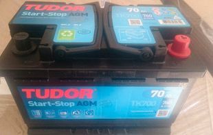 Una batería de coche Tudor Start-Stop AGM negra con etiqueta azul, capacidad de 70 Ah