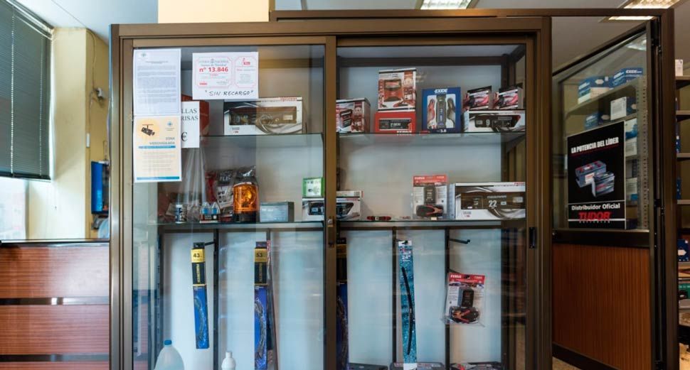 Una vitrina de cristal llena de diversos artículos en una habitación.