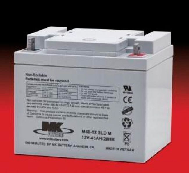 Una batería MK está sobre una superficie roja.