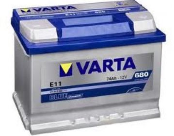 Una batería Varta está colocada sobre una superficie blanca.