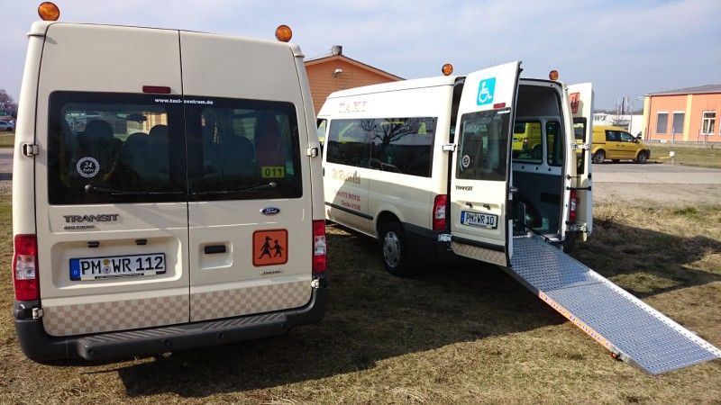 Ford Transit (Fahrgäste: 5 / Rollstuhlplätze: 2)