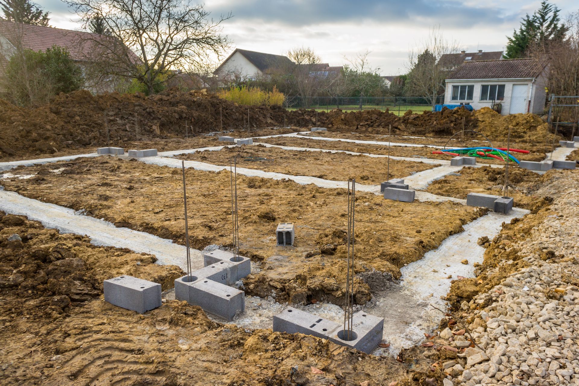 Fondations de maison avec de hauts piquets métalliques