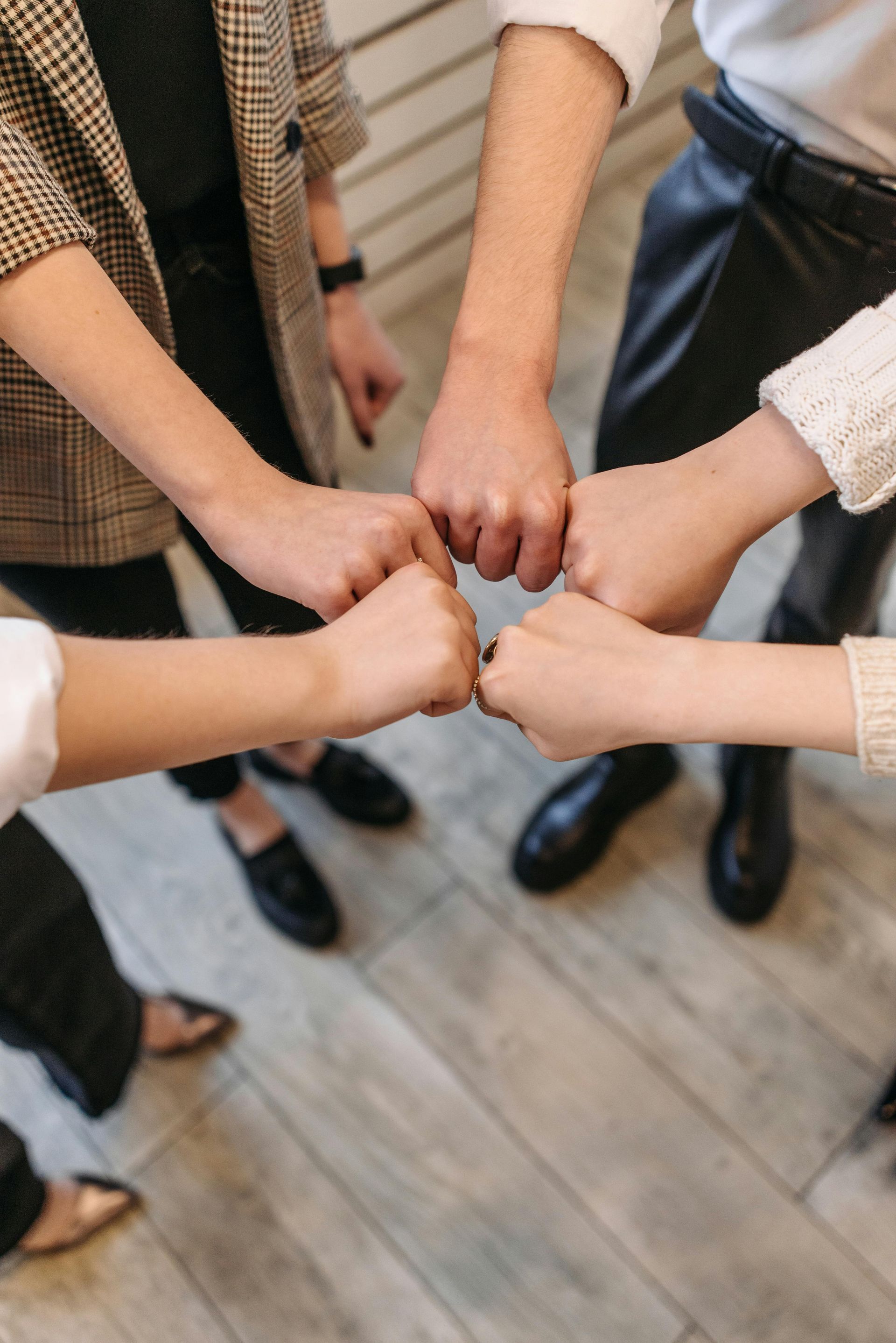 Personne travaillant sur des prothèses dentaires dans un laboratoire dentaire ; utilisant des outils sur un modèle de dents.