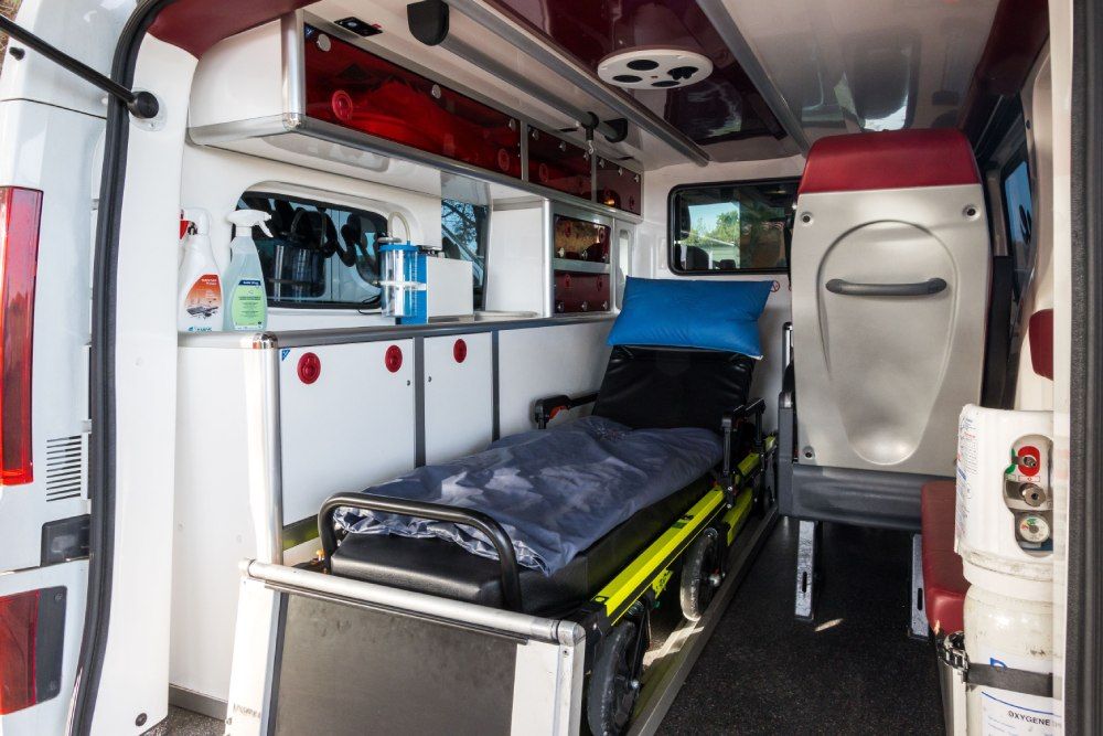 Intérieur d'une ambulance avec brancard