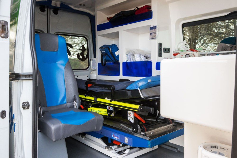Intérieur d'une ambulance avec brancard