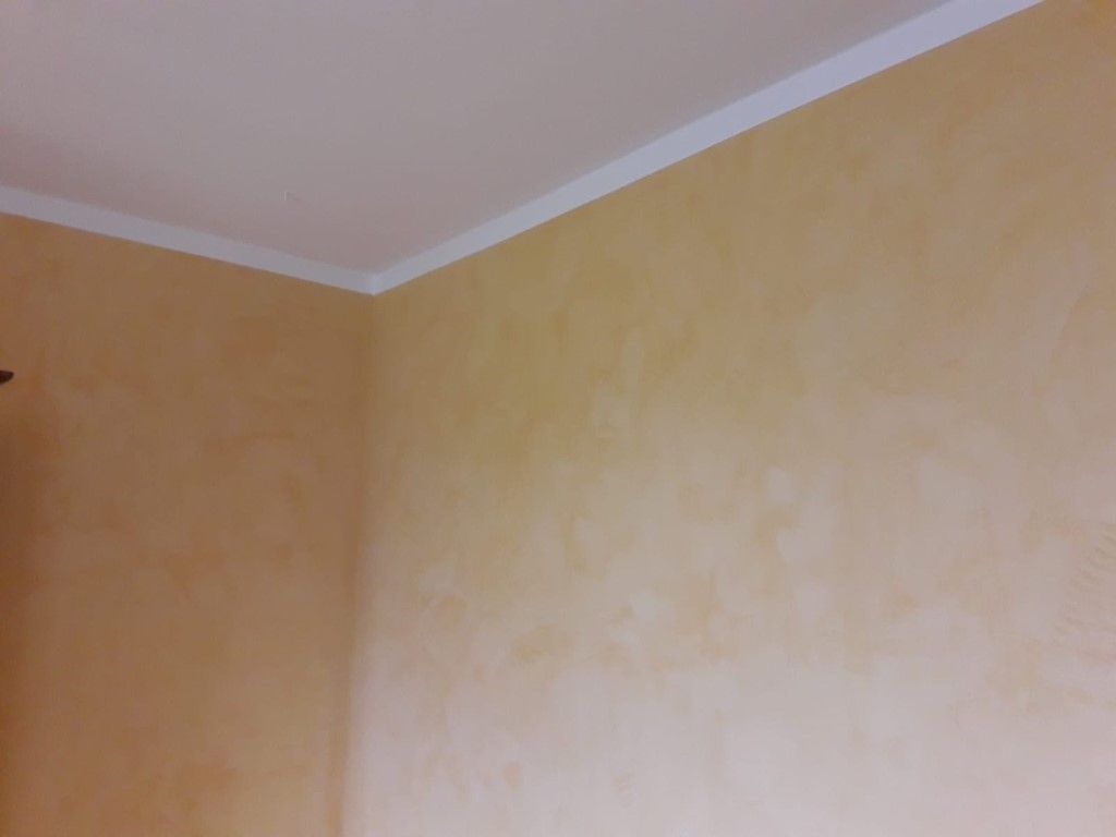 Gelde lackierte Wand