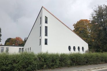 Dreieckiges, weißes Haus mit schmalen, langen Fenstern