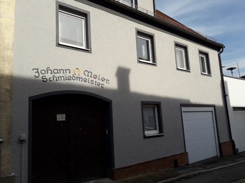 Altes Haus mit Tor und heller Fassade