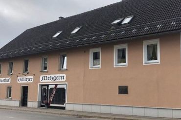 Fassadenarbeiten mit Gerüst vor einem Haus