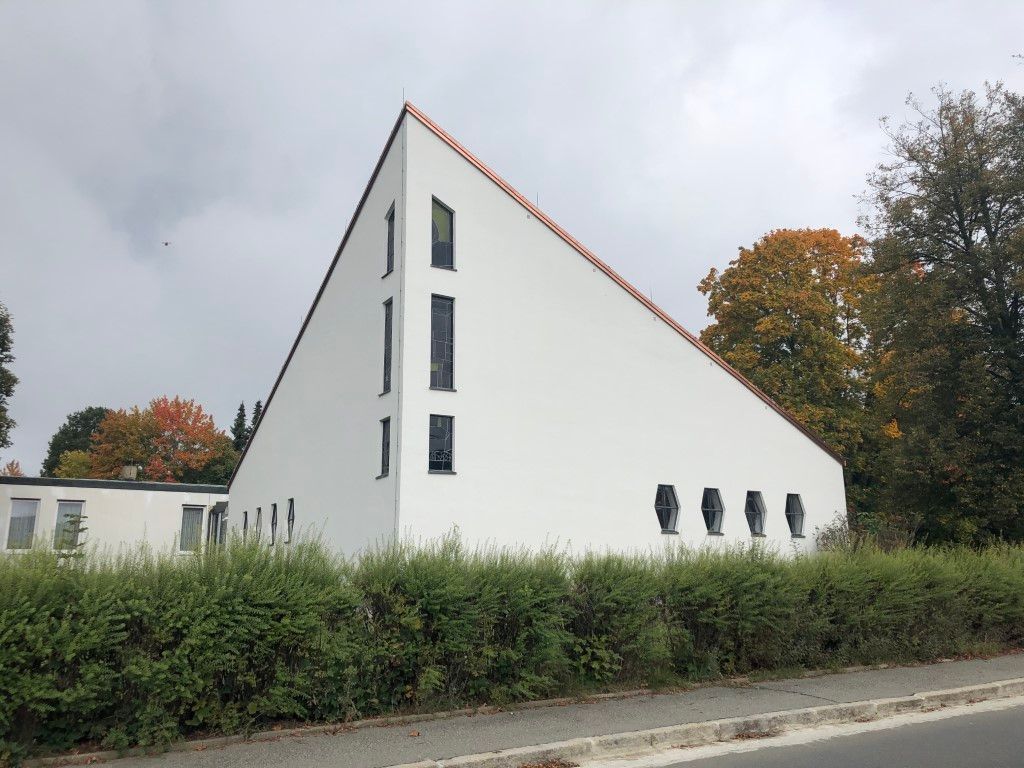 weiße spitze Kirche
