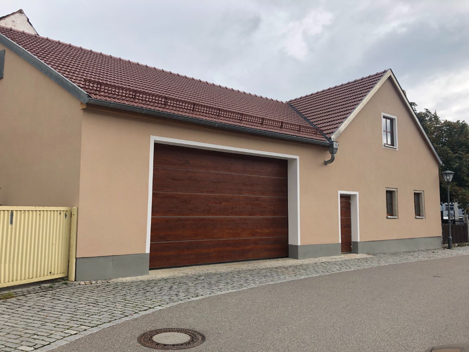 Haus mit brauner Garage