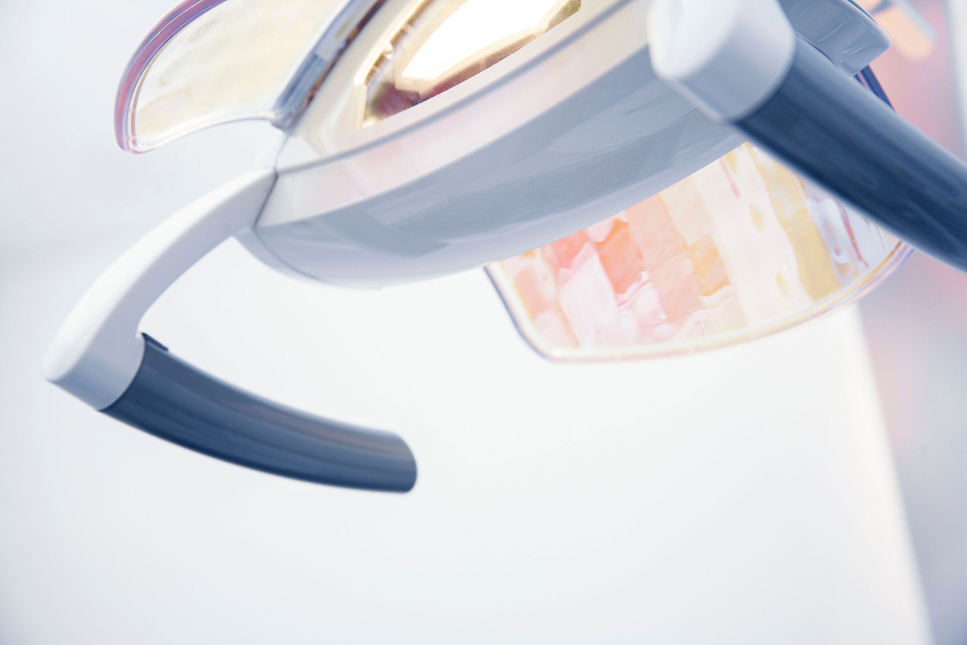 Nahaufnahme einer Brille mit schwarzen Bügeln und einem weichgezeichneten, farbigen Hintergrund