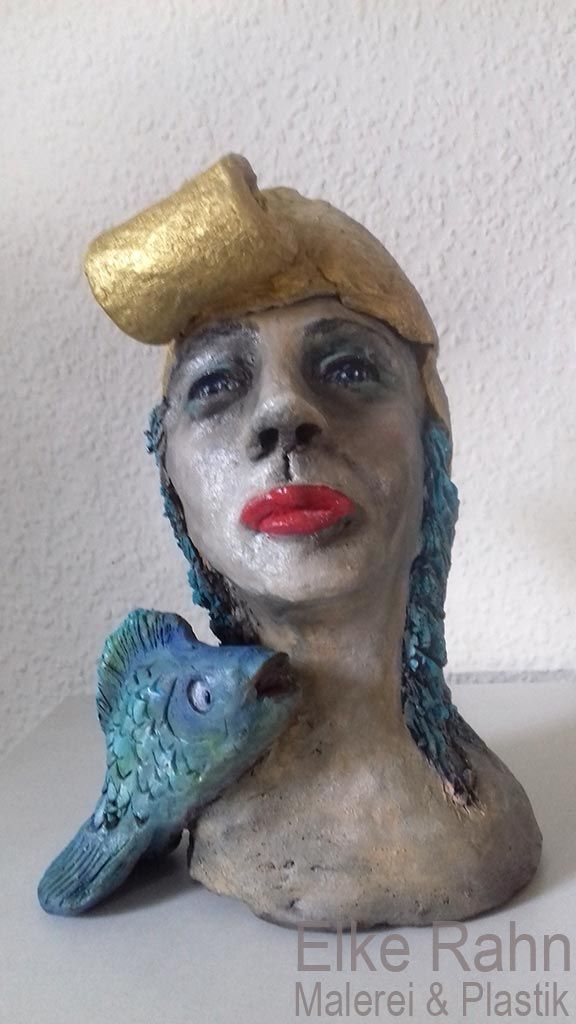 Tonplastik Frau mit Fisch und goldener Kappe