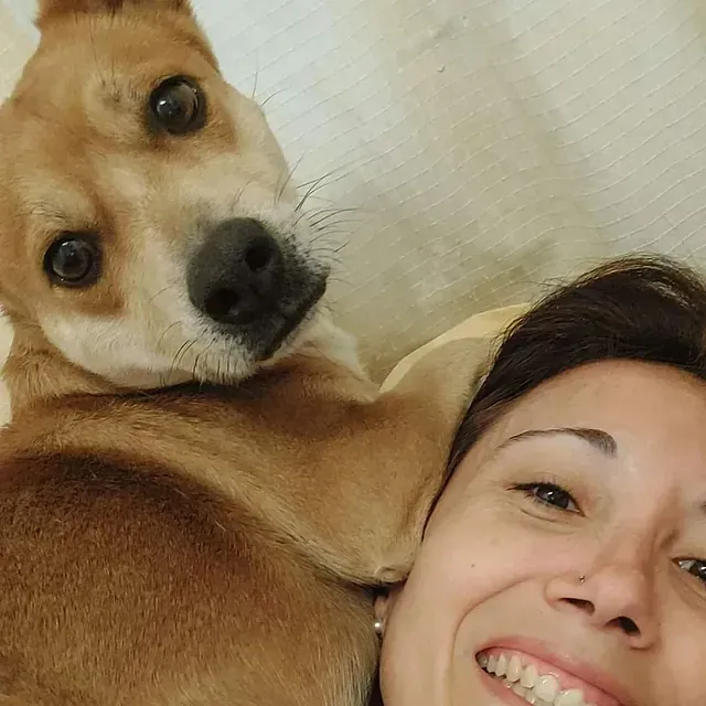 Una mujer se toma un selfie con su perro.
