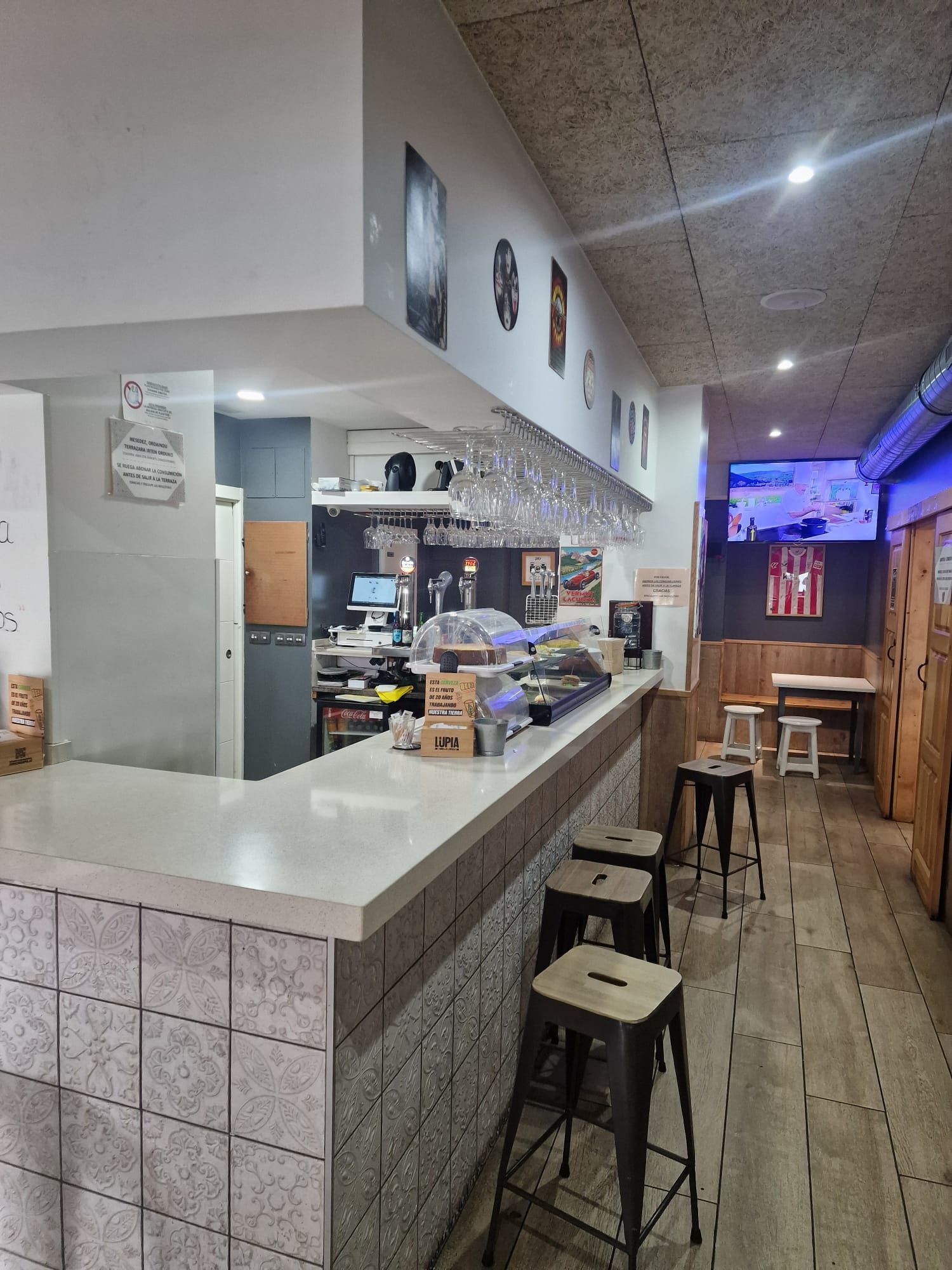 Un restaurante con un mostrador largo y taburetes.