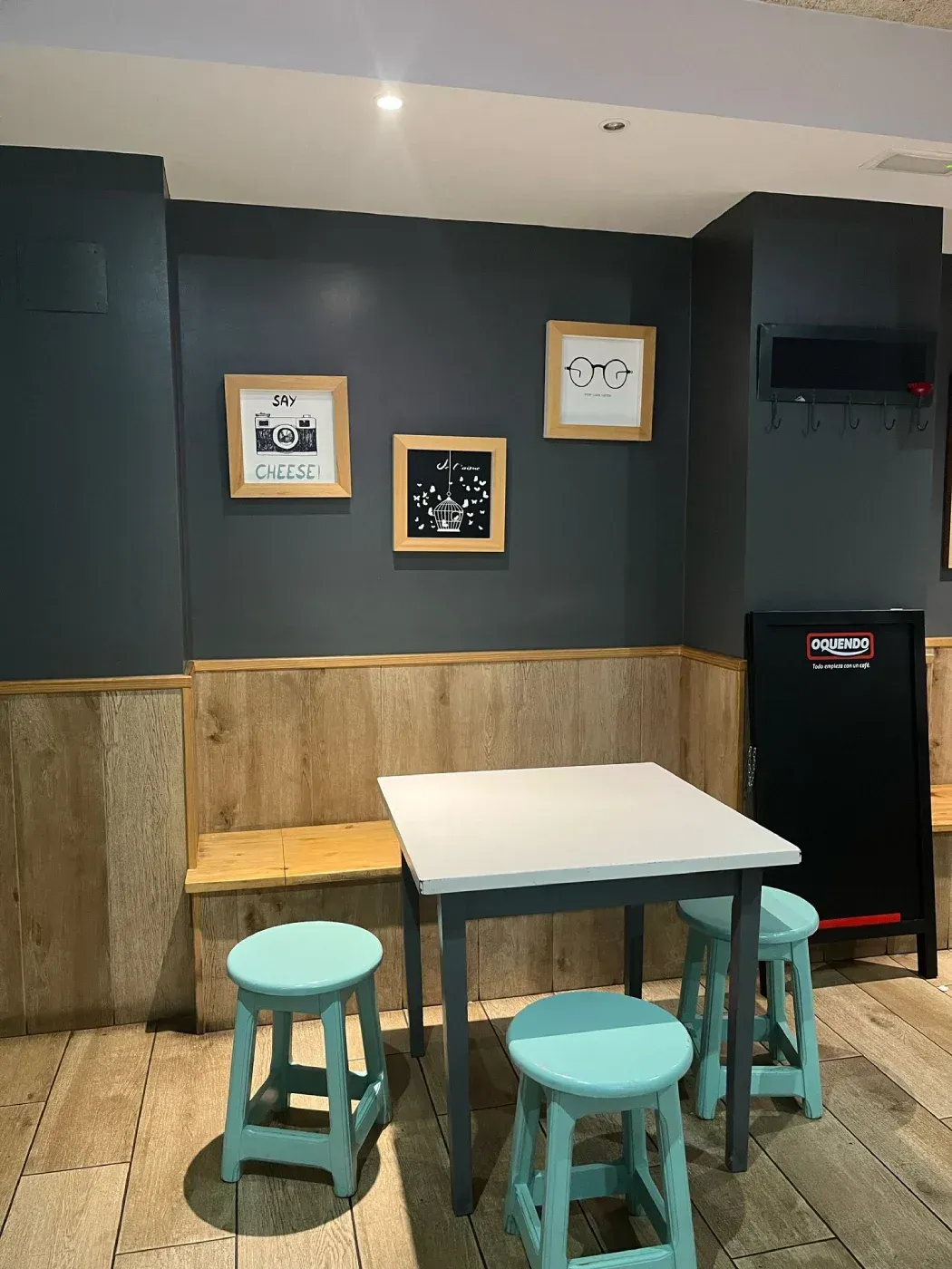 Una habitación con una mesa y taburetes.