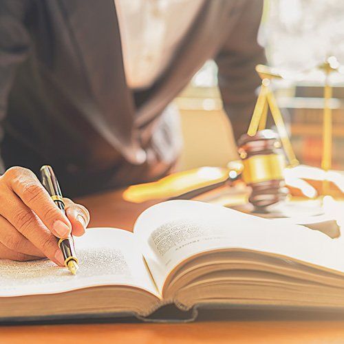 Livre ouvert avec un marteau de justice à côté