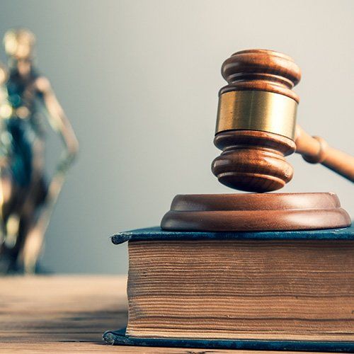 Marteau de la justice posé sur un livre