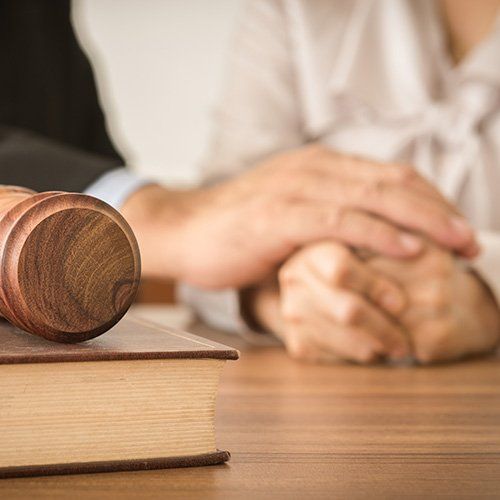 Mains d'une personne recouvertes par une main extérieure