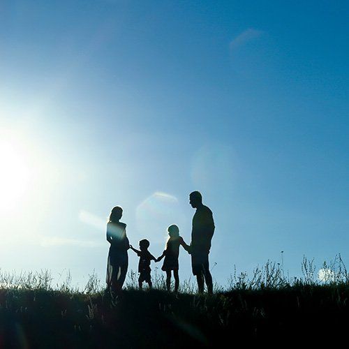 Famille dans un champ