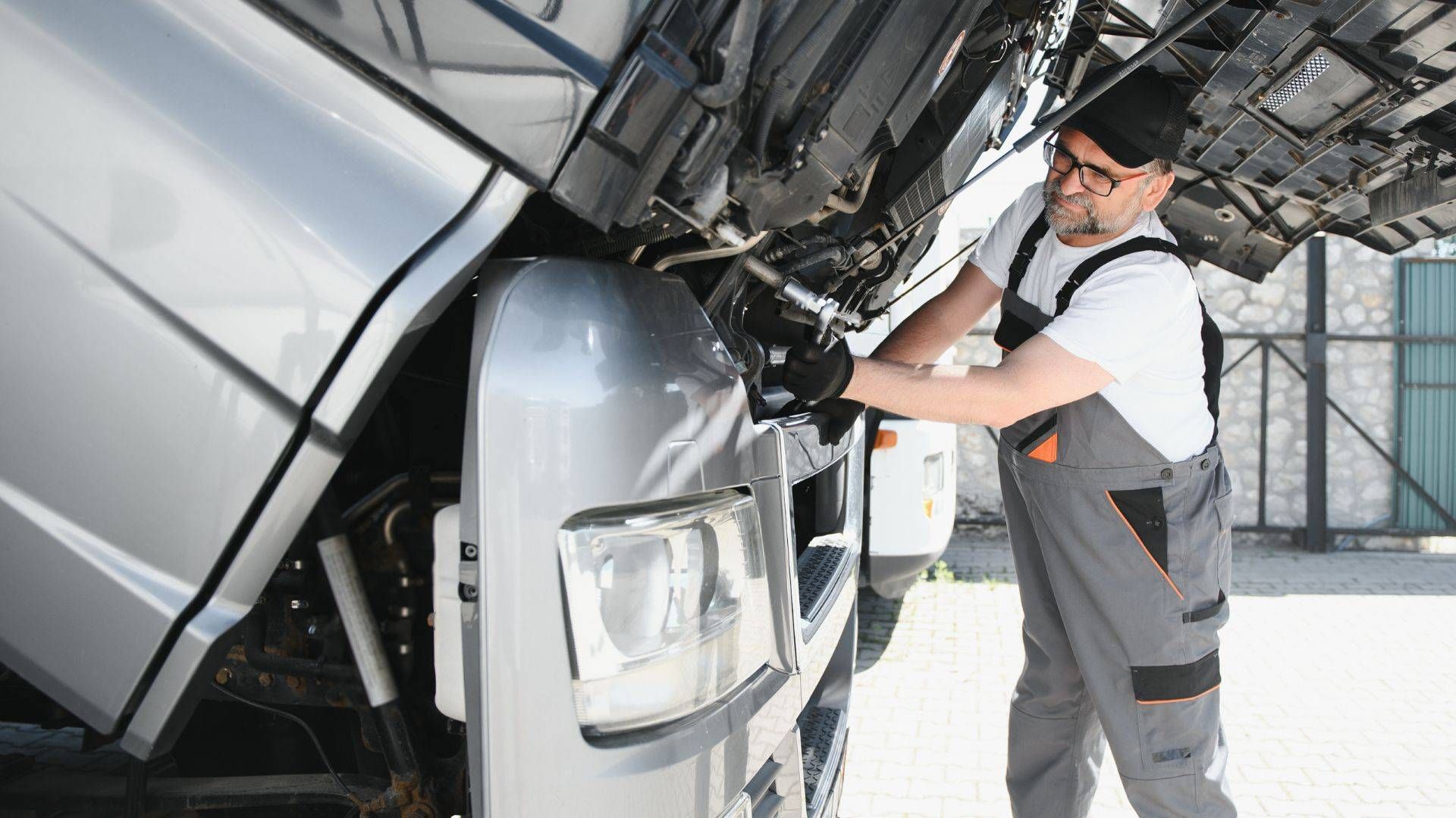 Cucarachas arrastrándose sobre migas y baldosas en el piso cerca de una pared.