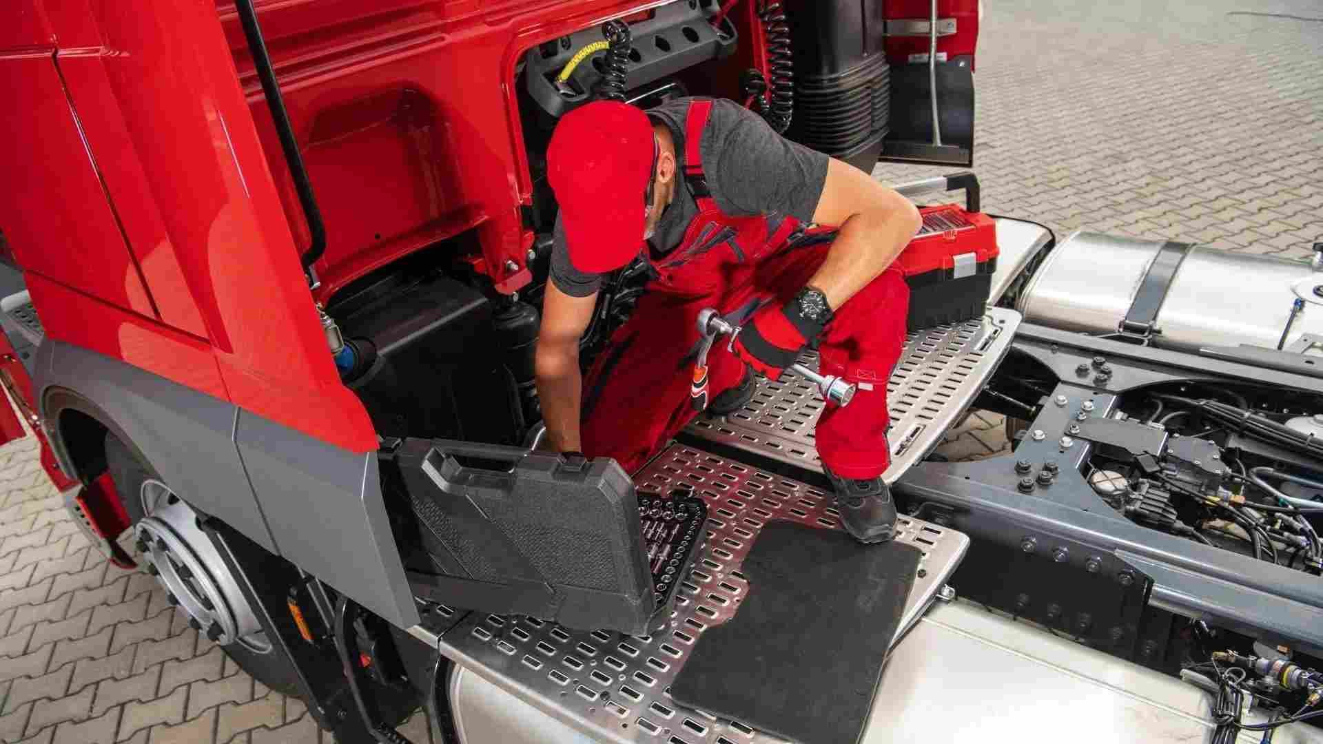 Cucarachas arrastrándose sobre migas y baldosas en el piso cerca de una pared.