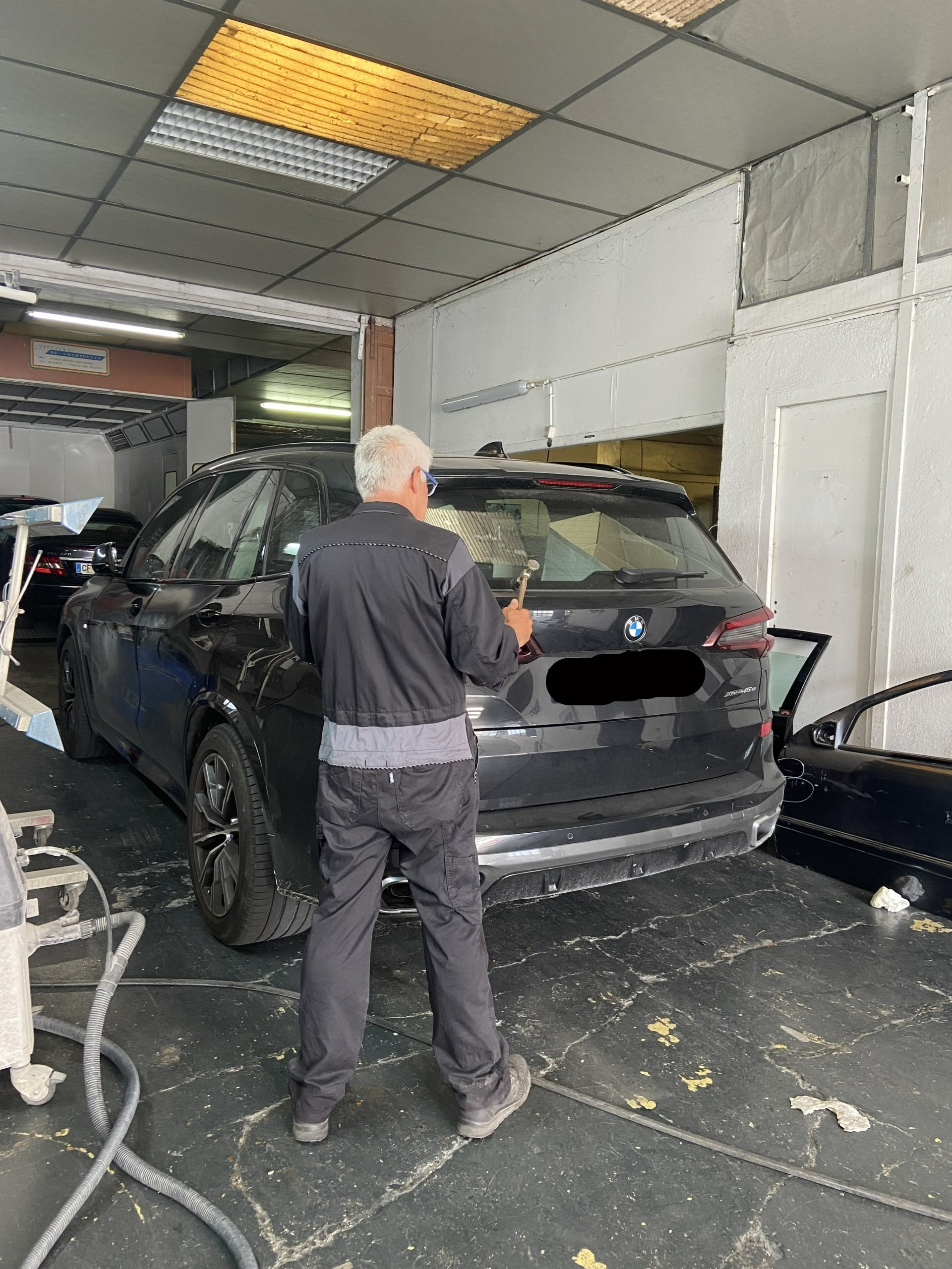 Débosselage en cours