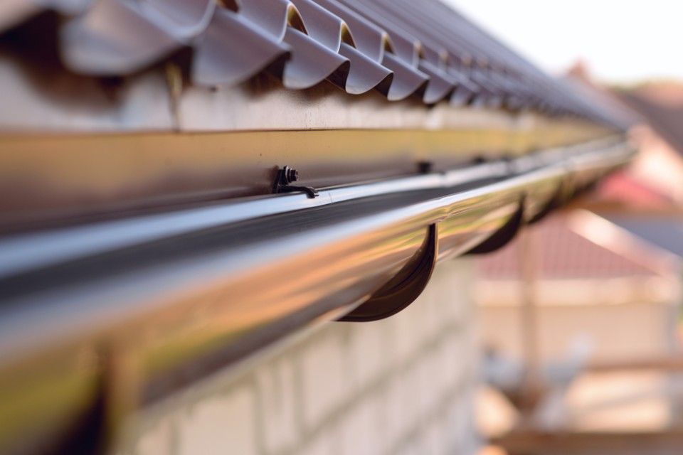 RW Dach GmbH & Co. KG – eine Regenrinne an der Kante eines Schrägdaches