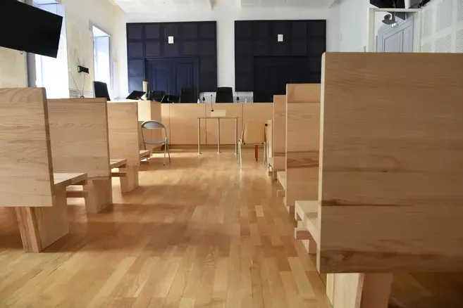 Tribunal avec sièges en bois