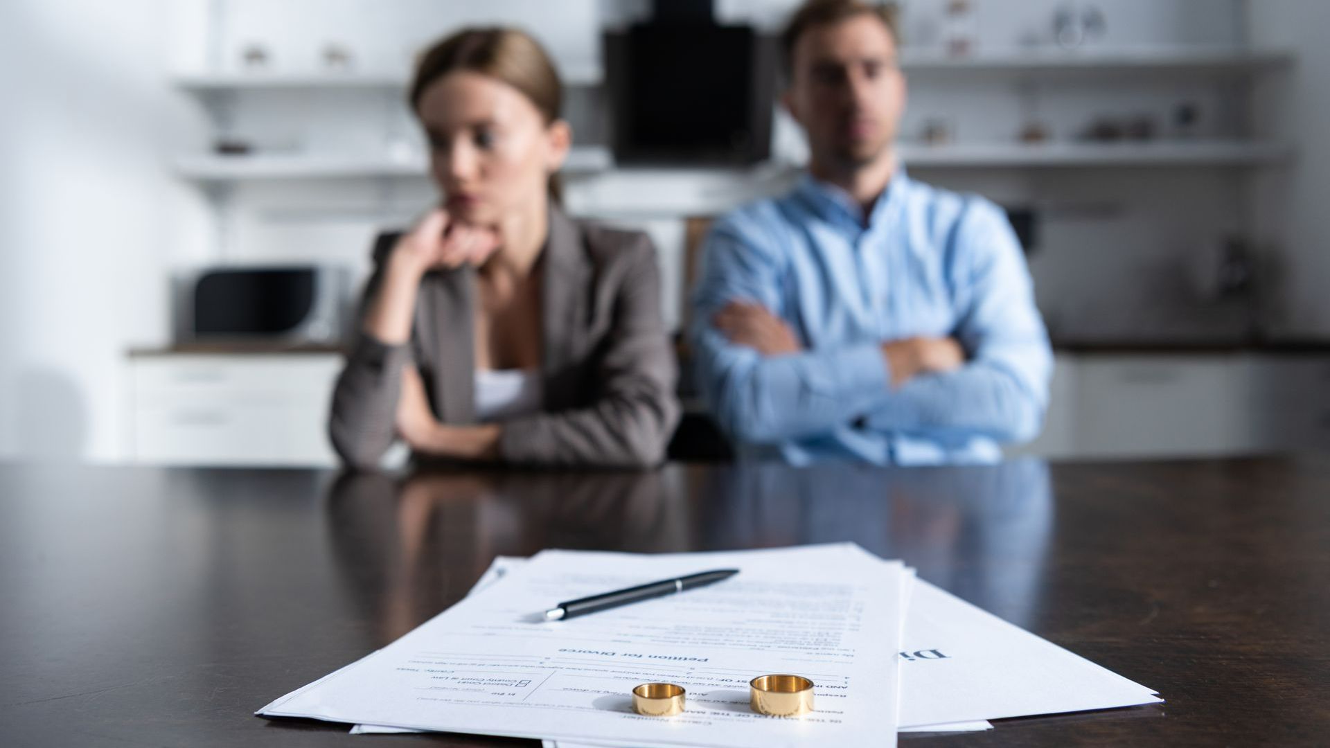 Couple assis devant feuilles et alliances
