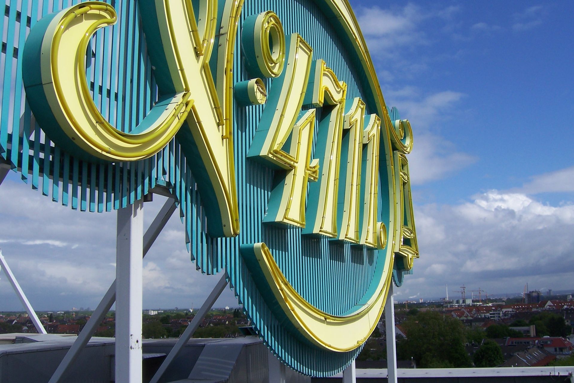 4711 Lichtreklame auf einem Dach