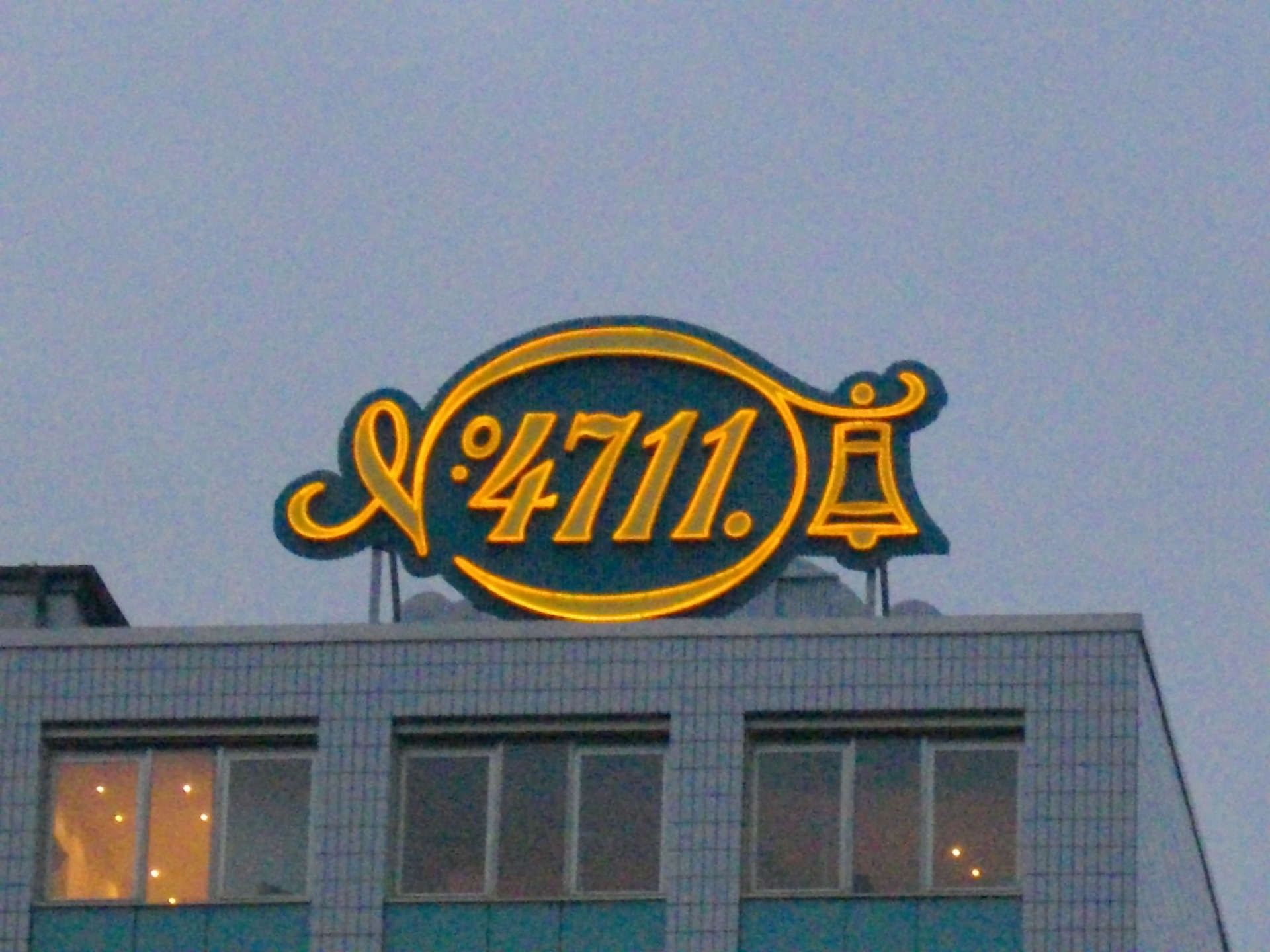 4711 Lichtreklame auf einem Dach