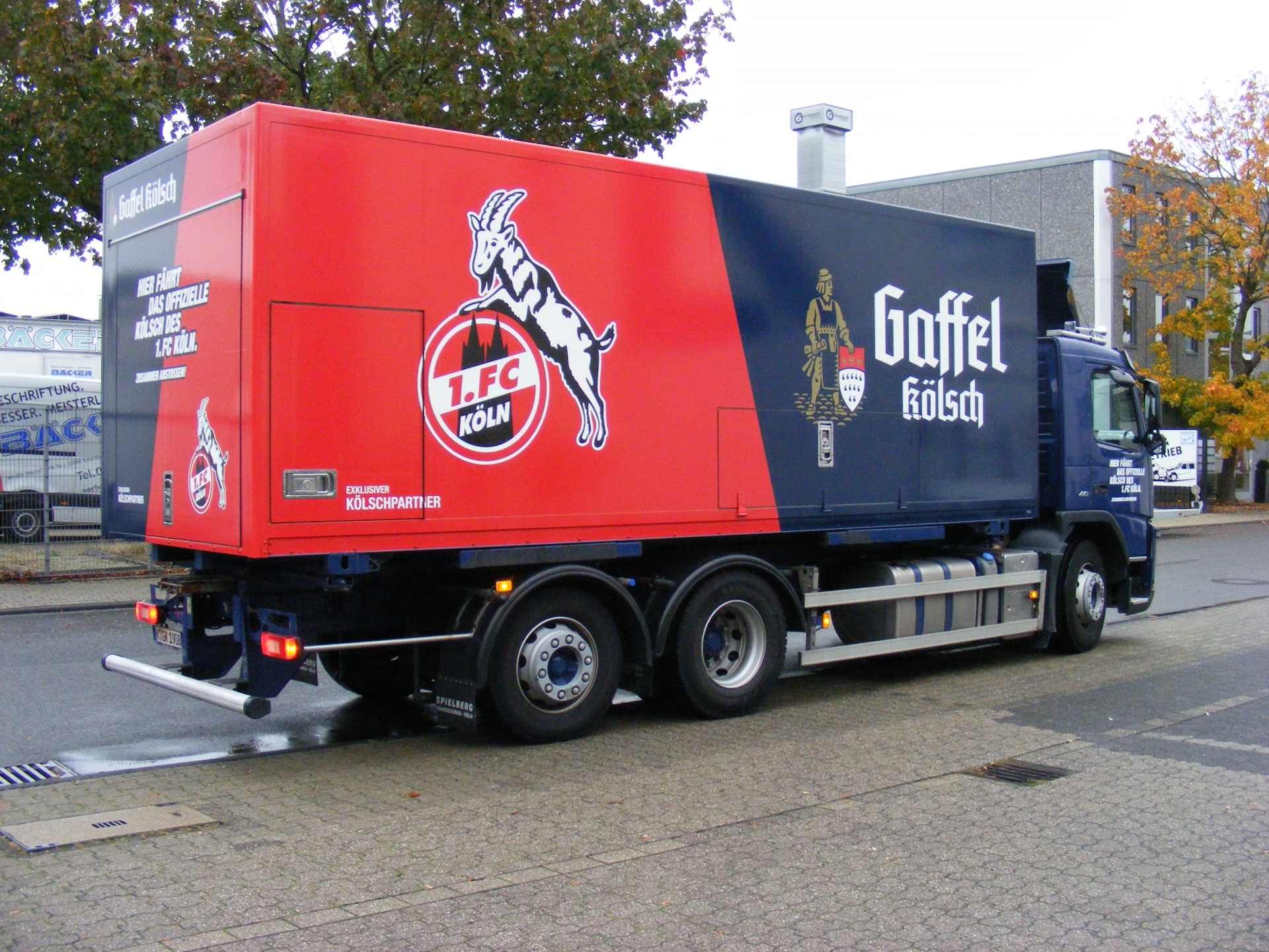 Folierung und Beschriftung eines LKW mit den Logos vom 1. FC Köln und Gaffel Kölsch