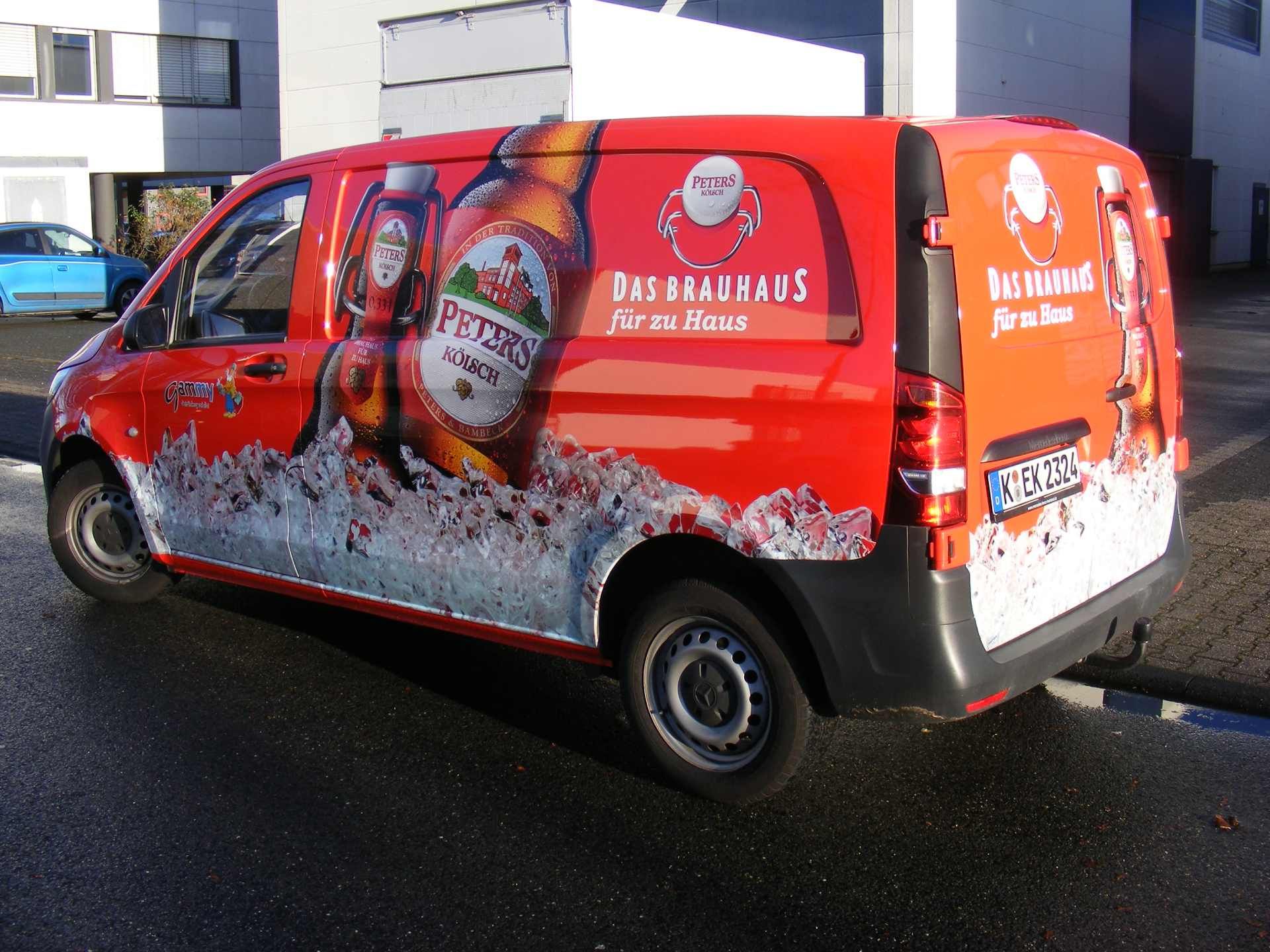 Folierung und Beschriftung eines Transporters von Peters Kölsch – Das Brauhaus für zu Haus