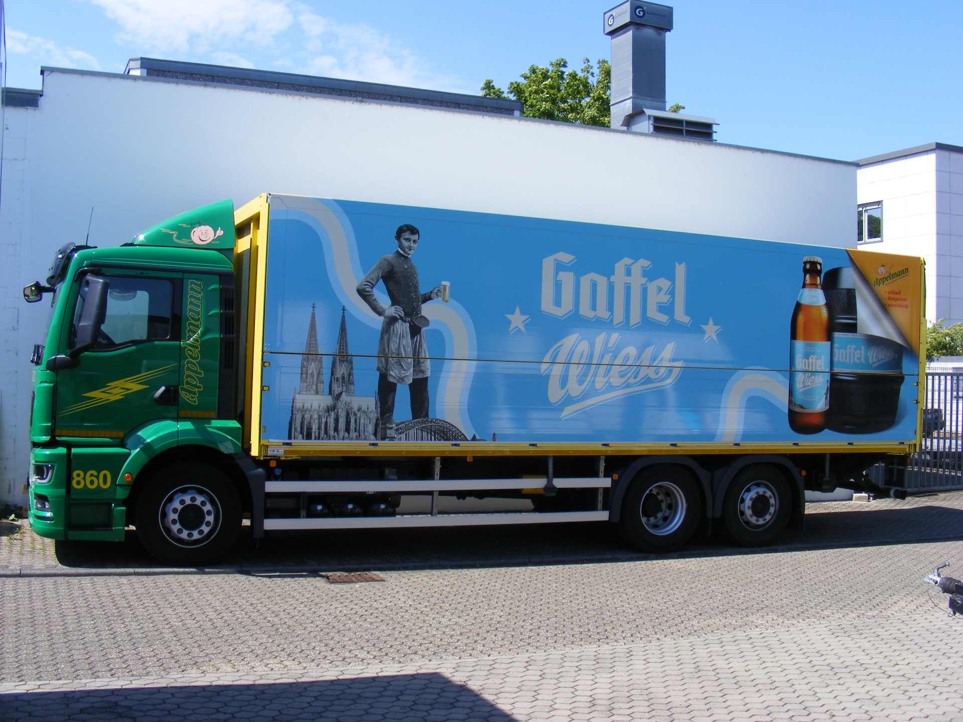 Beschriftung und Folierung eines LKW mit Anhänger von Gaffel Wiess