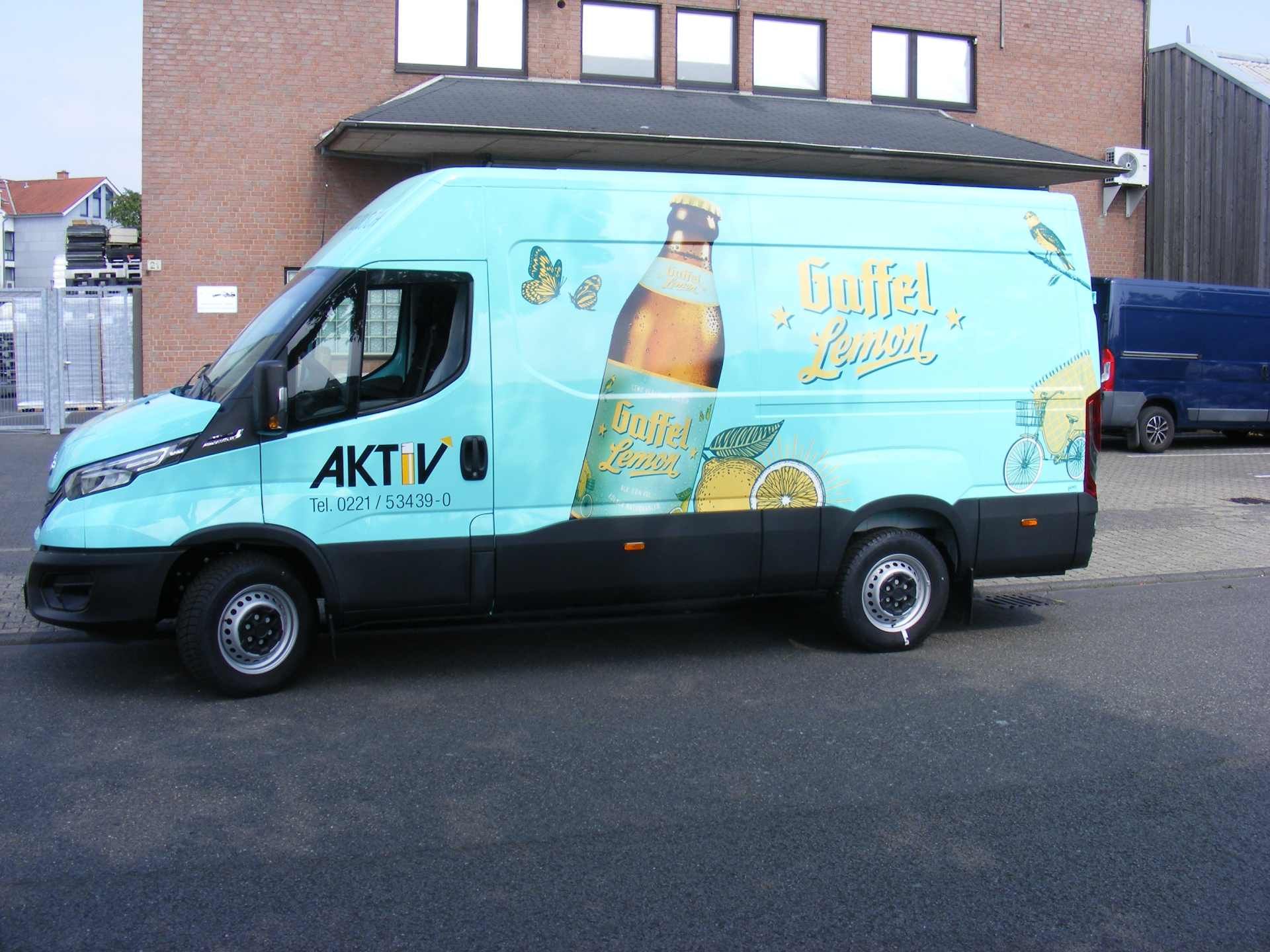 Vollfolierung eines Transporters von Aktiv mit Gaffel Lemon Motiv