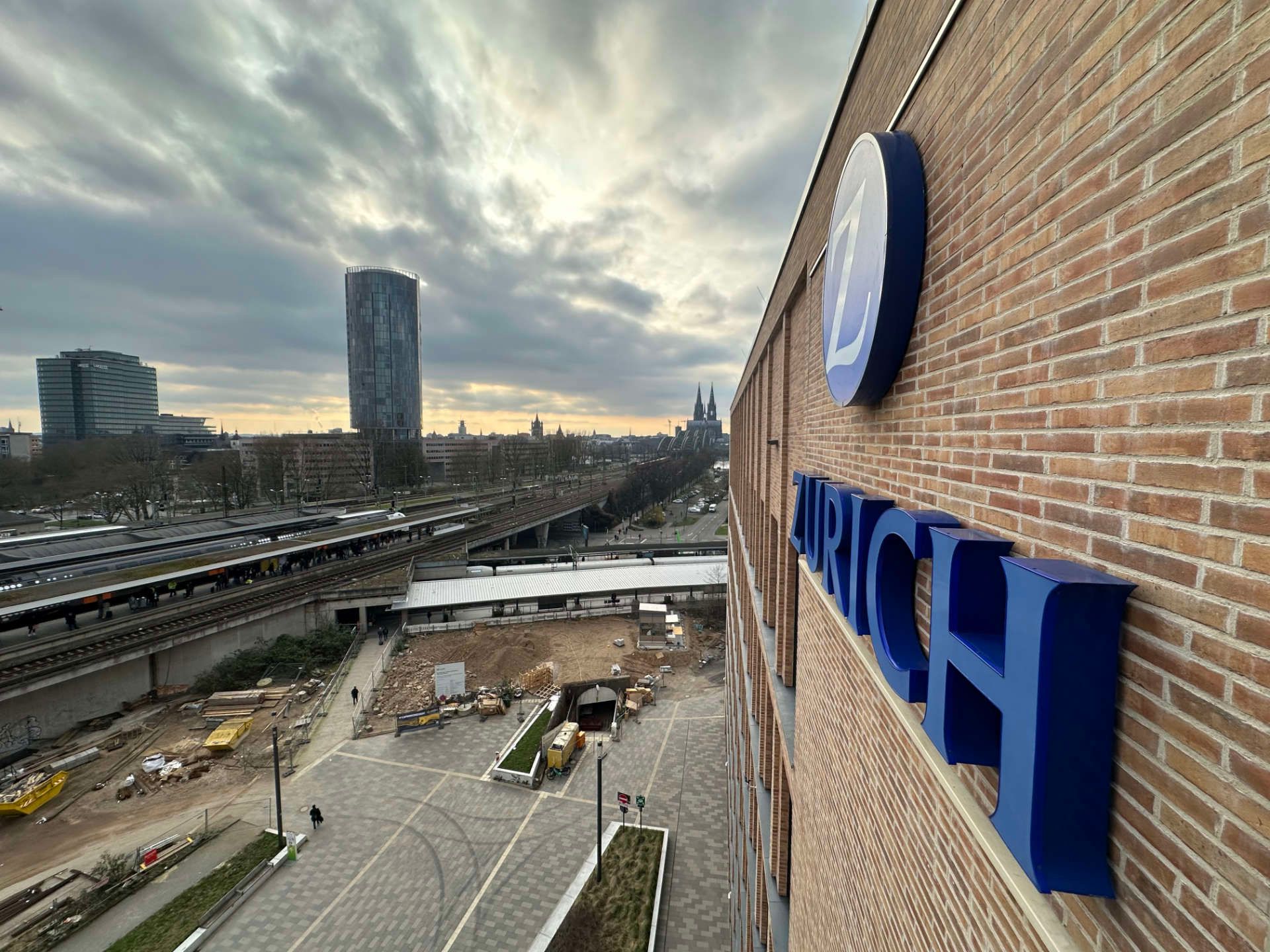 Fräsbuchstaben und Fassadenbeschriftung der Firma Zurich Versicherungen an der Messe City Deutz
